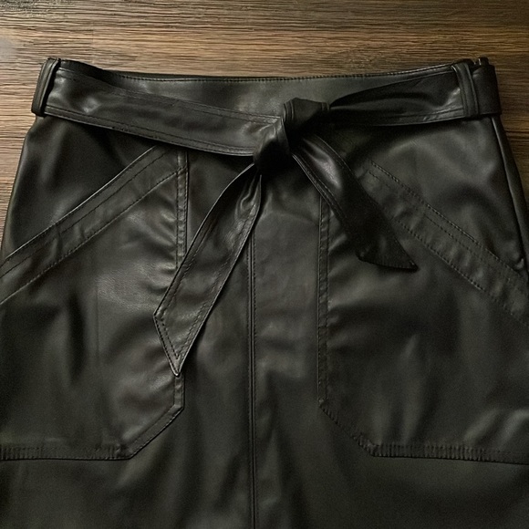 Express Black Faux Leather Tie Waist Mini Skirt with Pockets Size 4 NWT - Picture 2 of 10